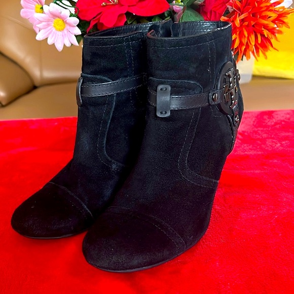 TORY BURCH LOGO SUEDE ANKLE BOOTIE - Picture 4 of 16